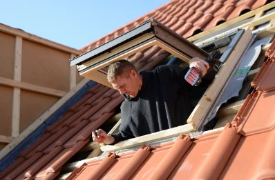 Pose de fenêtres de toit Velux à Ternas